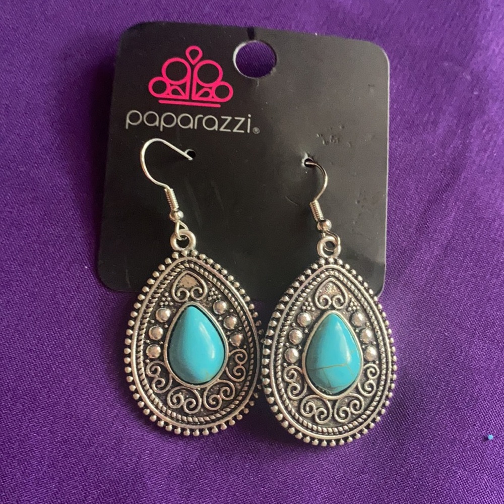 Earnings and necklace set. - Picture 2 of 4